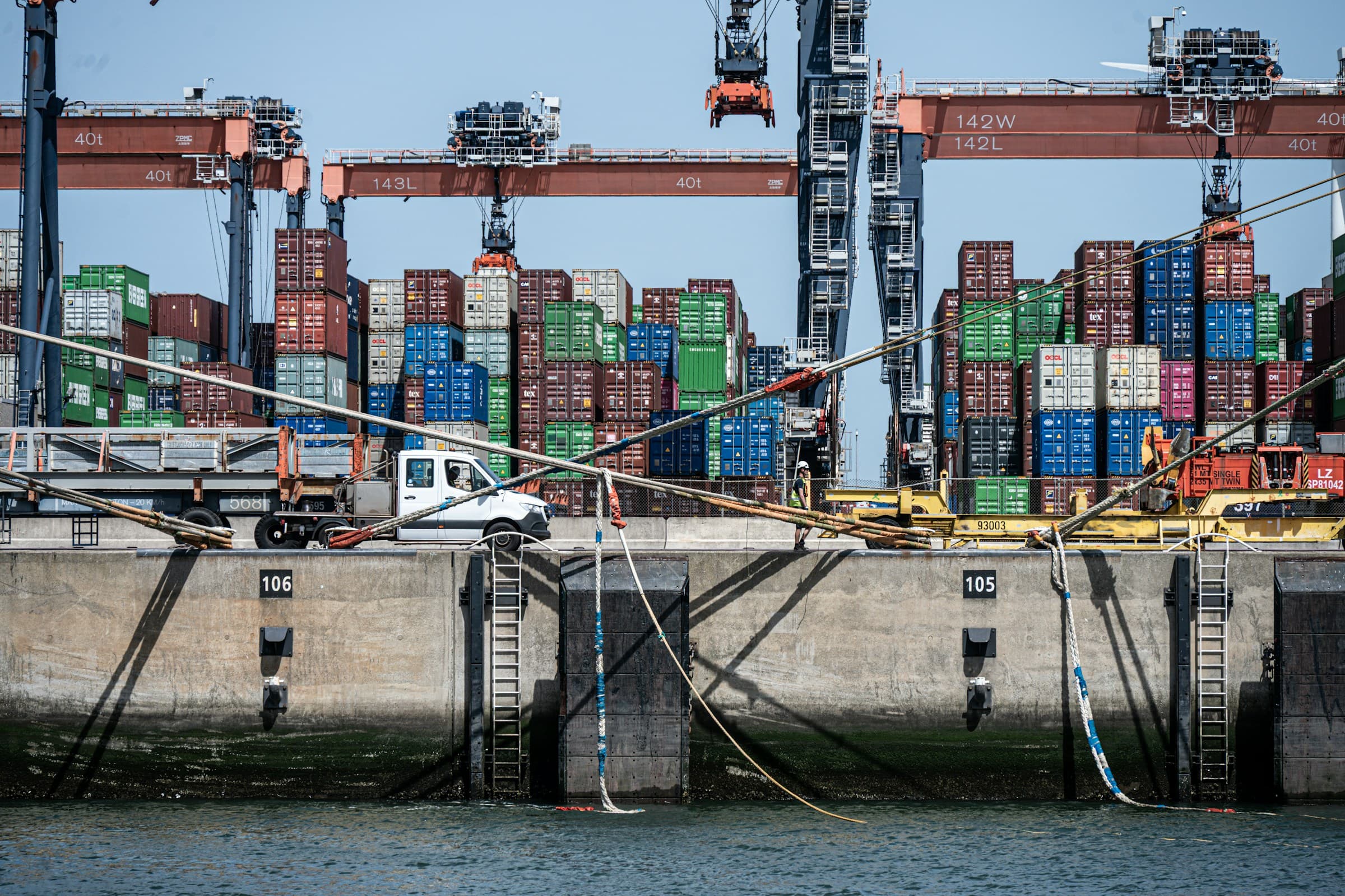 Container quay with vehicles alongside